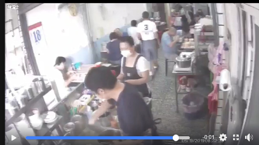 男子付錢時疑似非禮女店員後離開店家。 圖/翻攝自 爆料公社二館