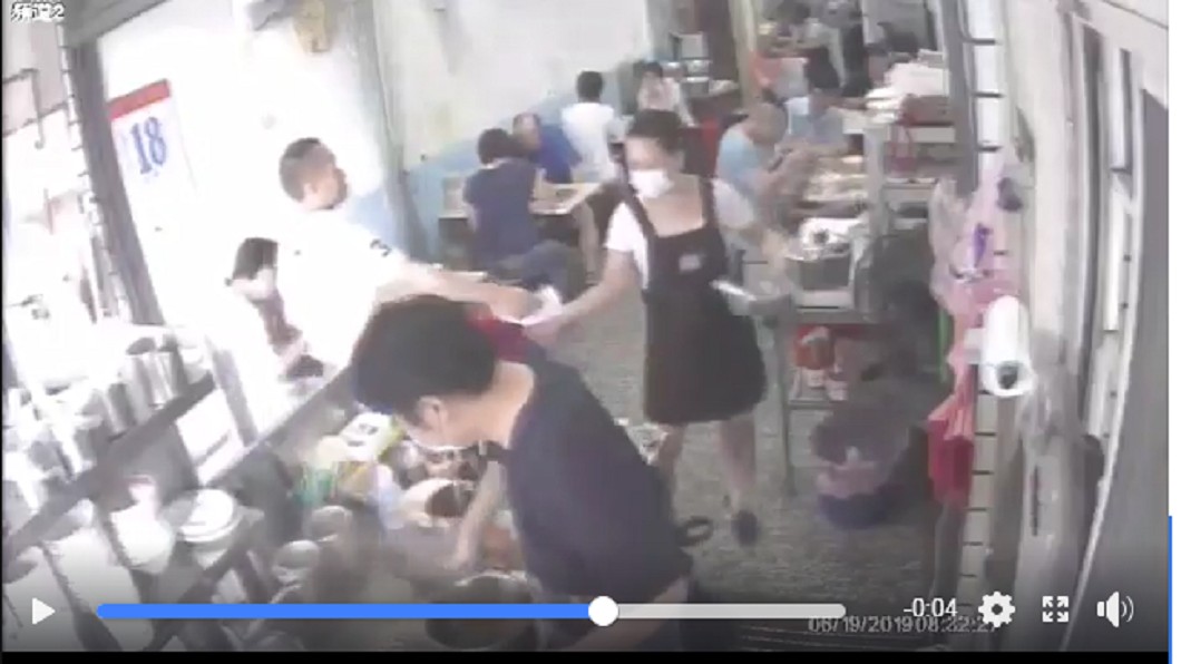 男子付錢時疑似非禮女店員。 圖/翻攝自 爆料公社二館