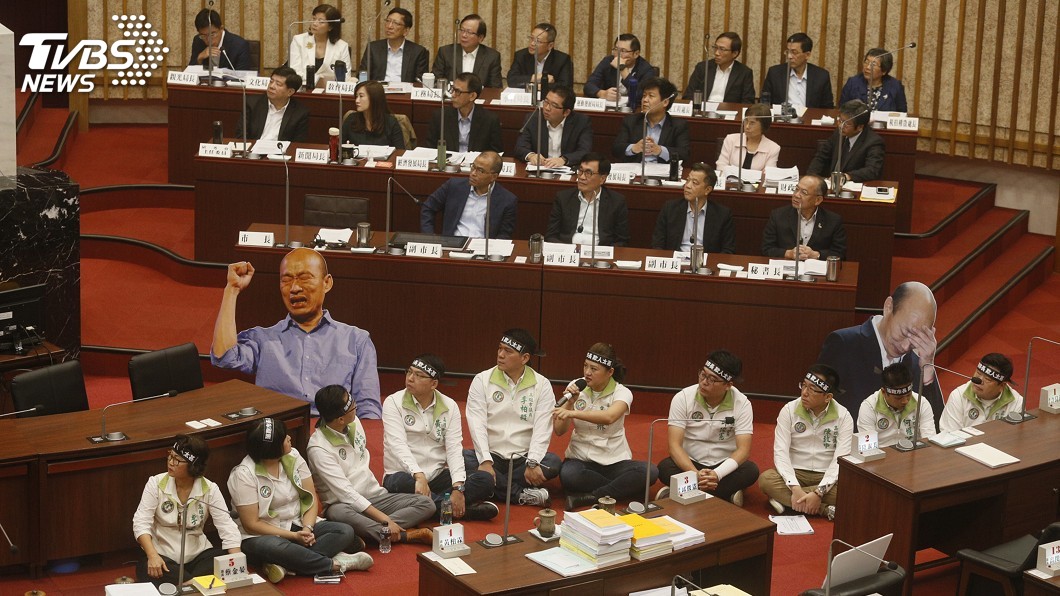高雄議會流血衝突餘波盪漾　藍綠議員相互指責