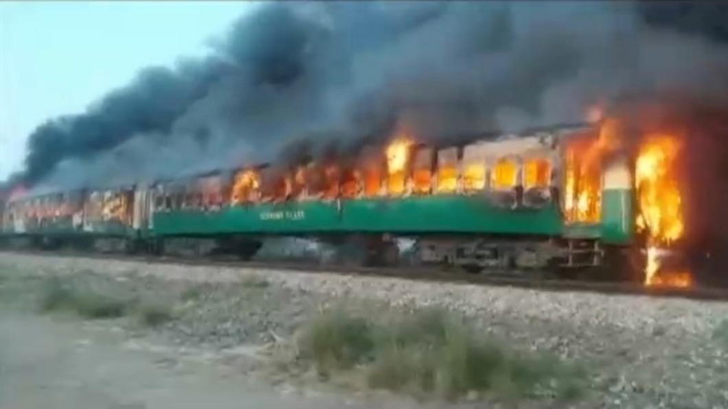乘客煮飯瓦斯爆炸 巴基斯坦列車起火74死