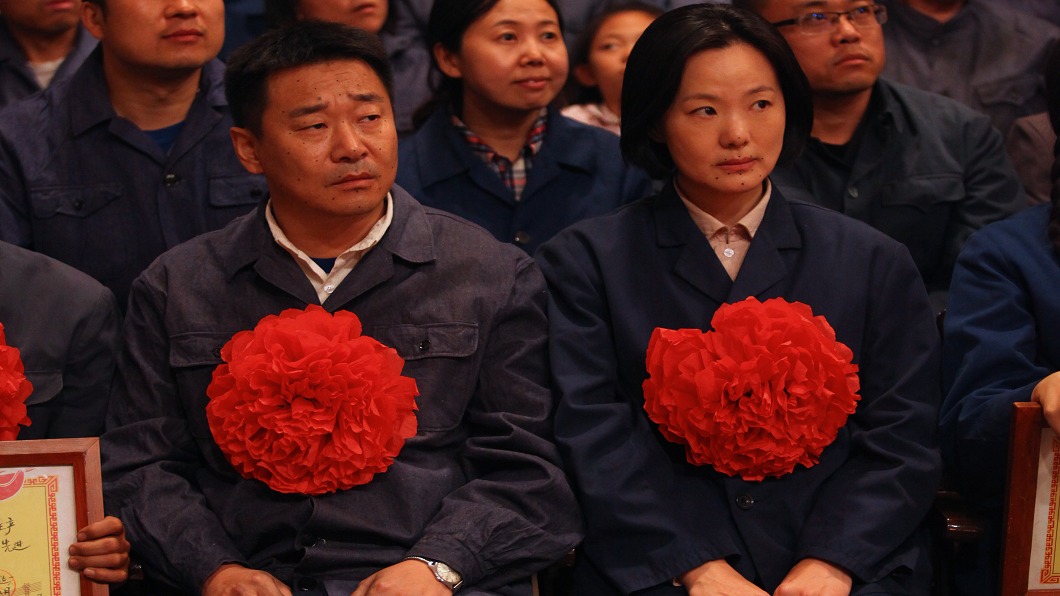 柏林影帝與影后臉上布滿的小黑點不是長麻子，而是為了後製做「特效年輕妝」，在拍攝時預先打好的3D定位點。圖／東昊影業 提供