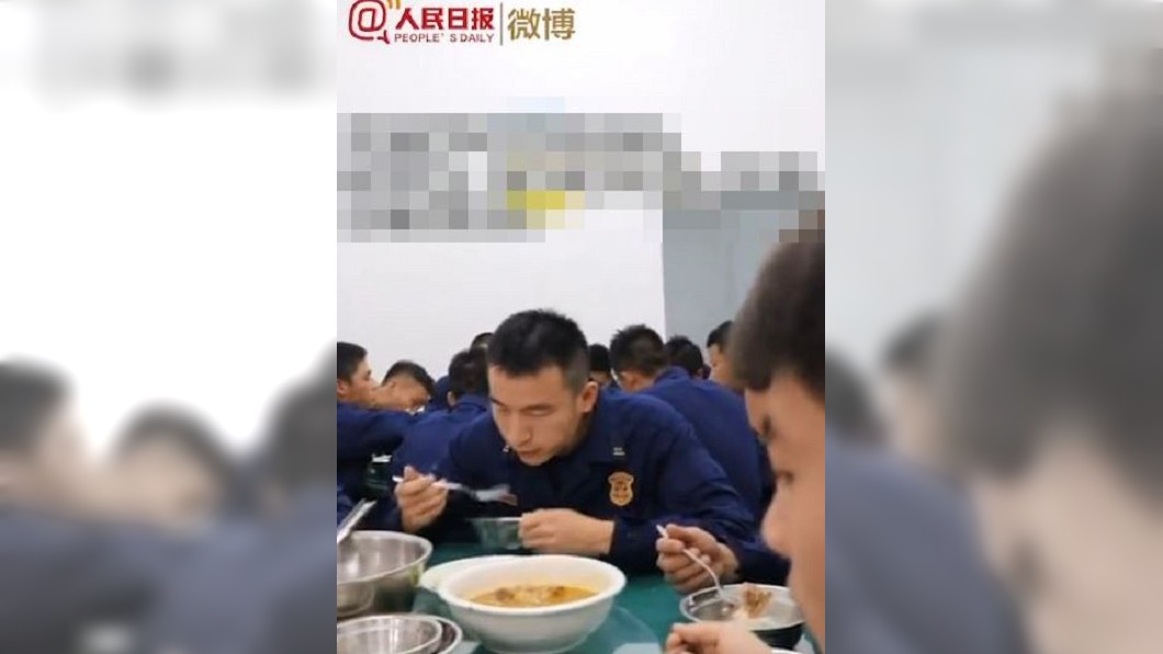 消防員全拿叉子吃飯 背後辛酸惹哭大批網友