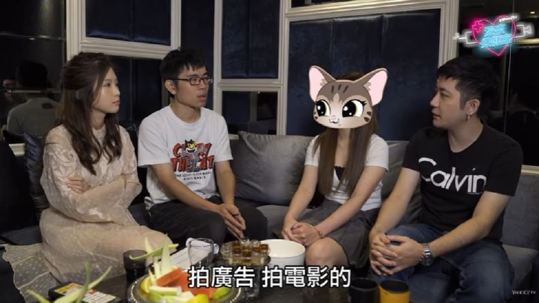 雞排妹訪問小姐與資深酒店經紀。圖/翻攝自Yahoo TV 一起看youtube頻道