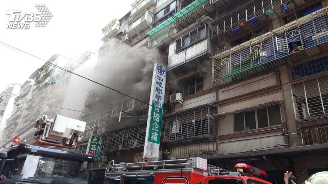 三重住宅大樓火警濃煙直竄　7人嗆傷送醫