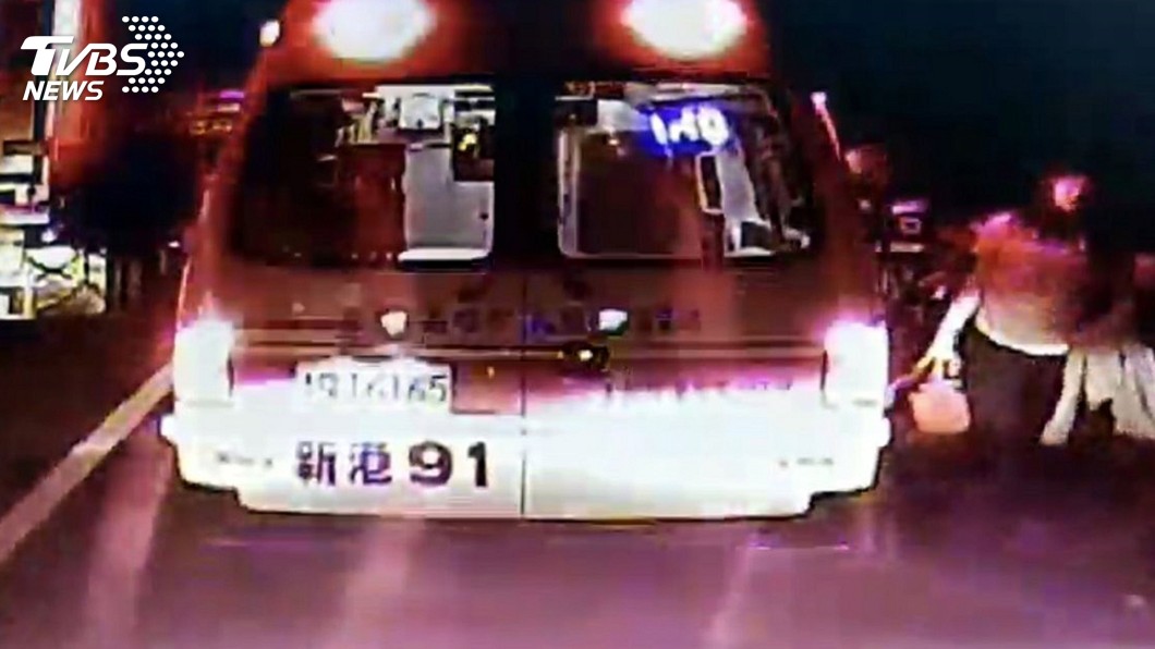 急產孕婦遇事故塞國道 救護車送醫解圍