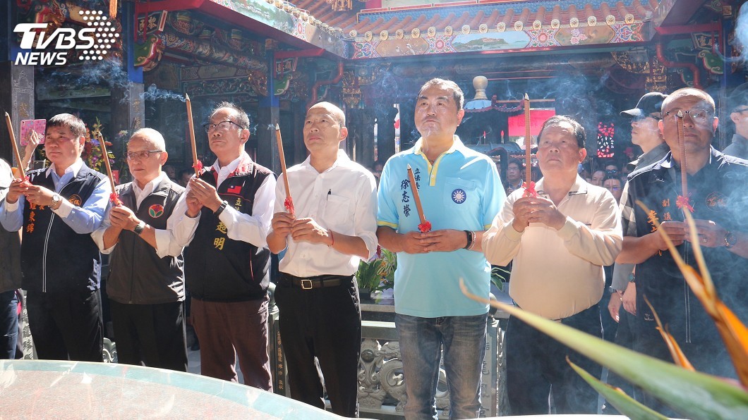 韓國瑜苗栗參拜龍鳳宮 昔綠粉轉向現身支持