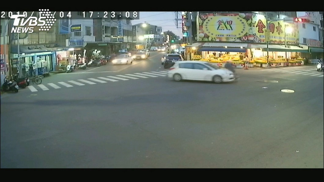 疑A柱擋視線 女護理師駕車撞飛8旬伯