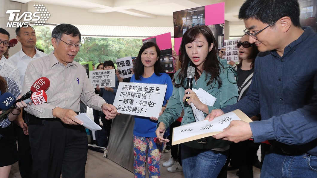 家長抗議大巨蛋光害 官員指缺信任感遭議員批評
