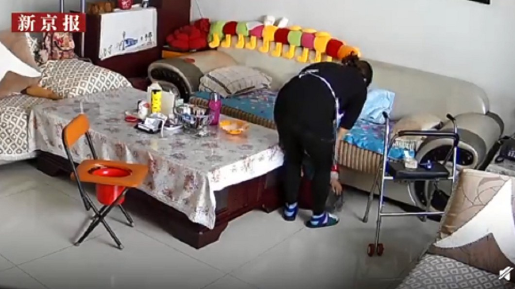 不滿9旬婦不吃飯…保母「抓頭狠撞地」:我爸媽照樣打
