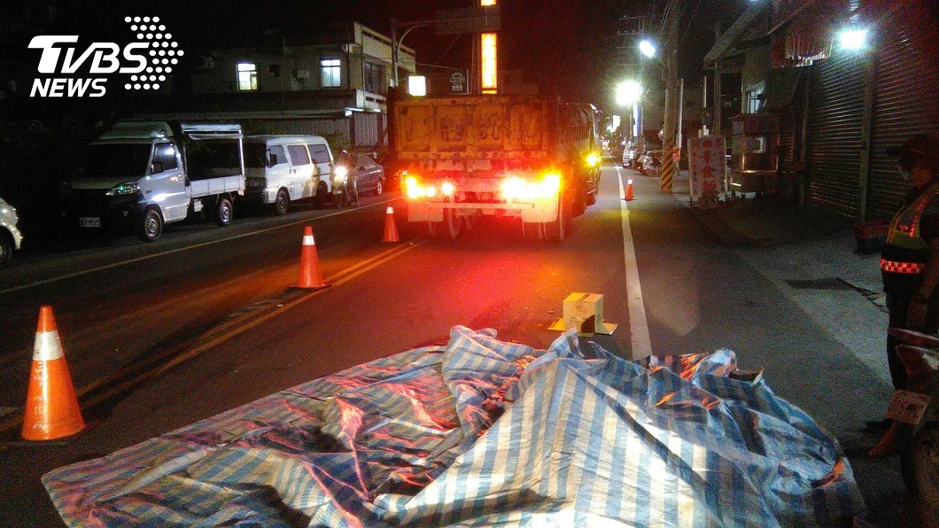 只是出門買便當...單車男突摔倒　秒遭砂石車輾斃