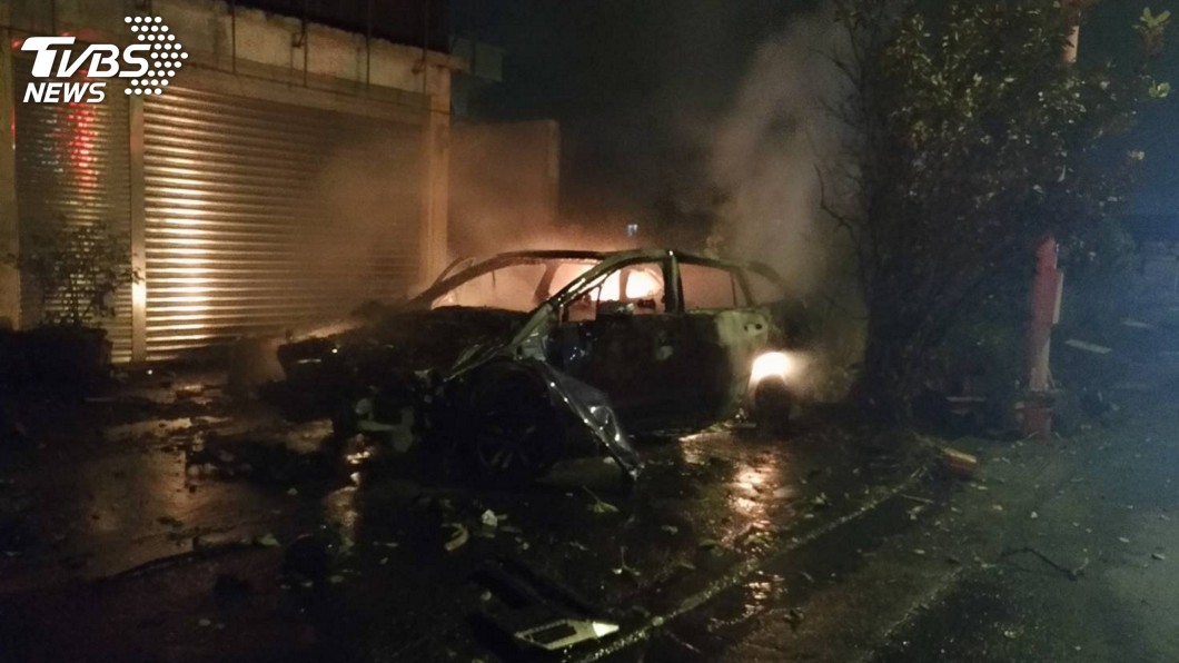 男子酒駕撞民宅圍牆　車輛起火燃燒殆盡