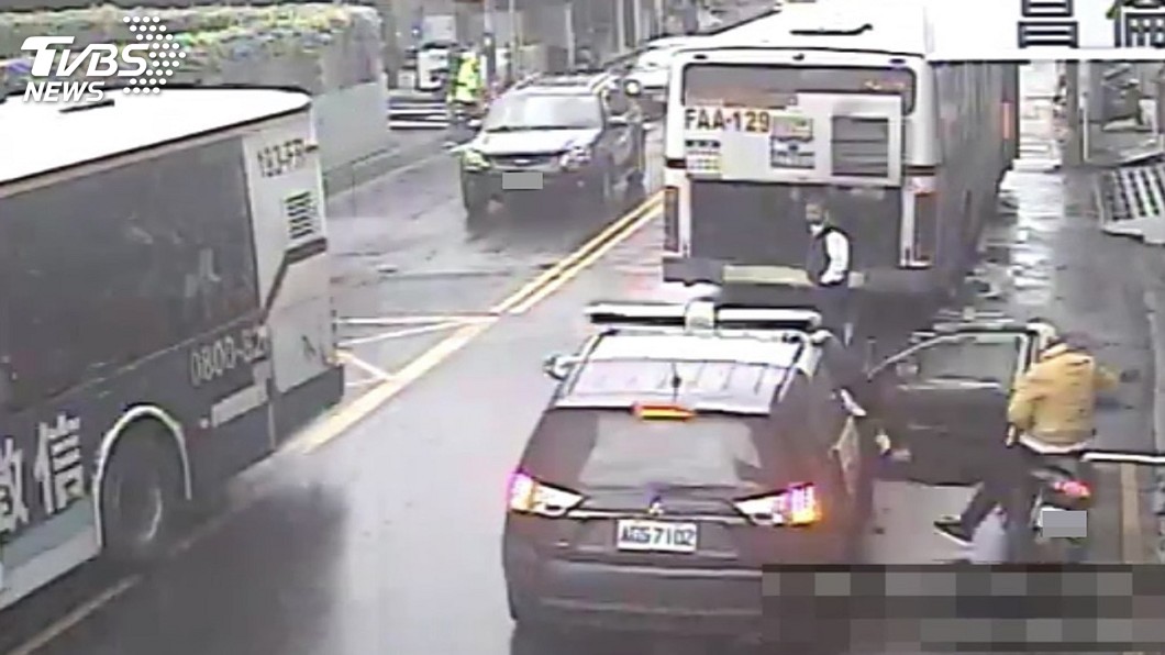 汐止女警開車門不慎 後方機車騎士一頭撞上