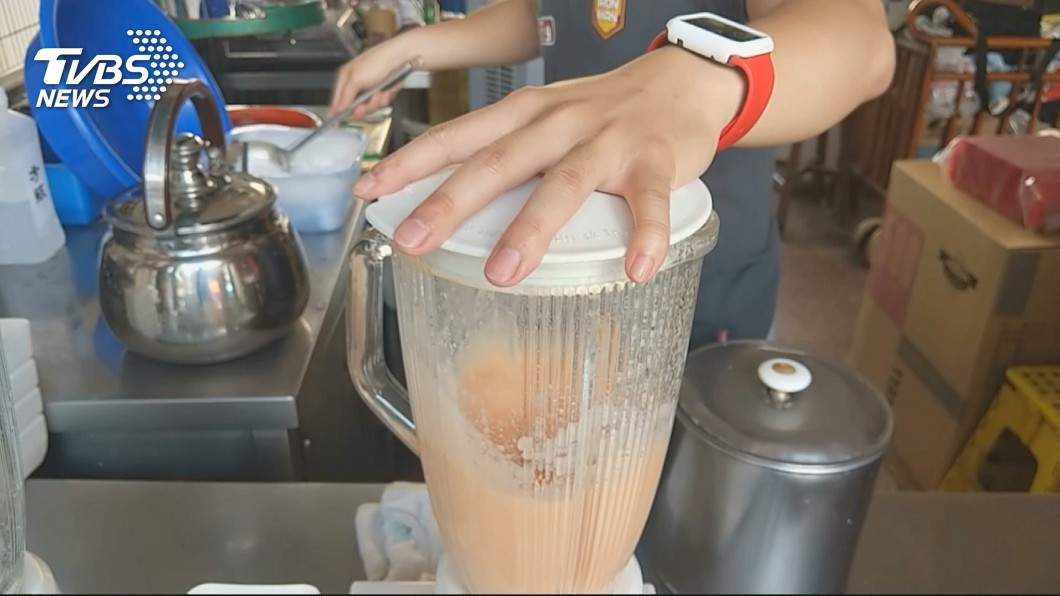 怎麼弄的?果汁機穿破天花板 網笑:現「炸」的新鮮