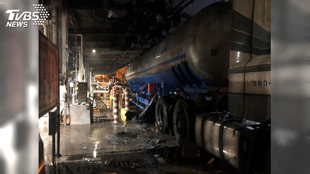 轟!台塑林園廠槽車凌晨爆炸起火 煙霧迷漫散發惡臭