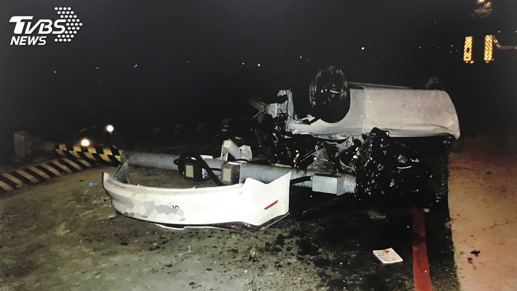 疑超速失控自撞分隔島 男子被甩出跑車外慘死