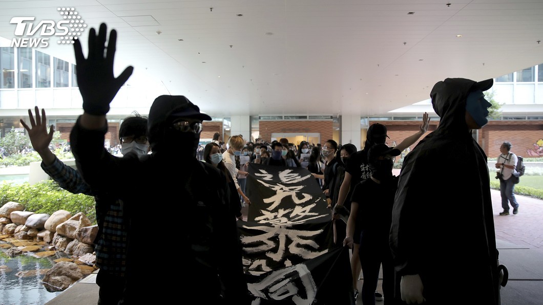 港反送中氛圍續籠罩校園 中大學生畢業典禮遊行