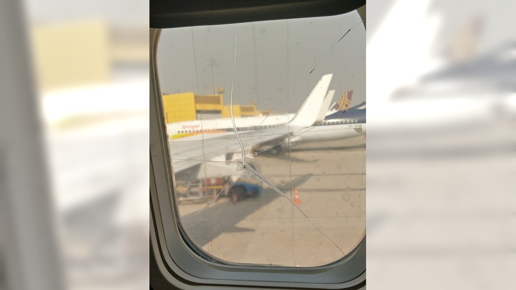 香料航空被爆窗戶破裂。圖/翻攝自Hariharan Sankaran Twitter
