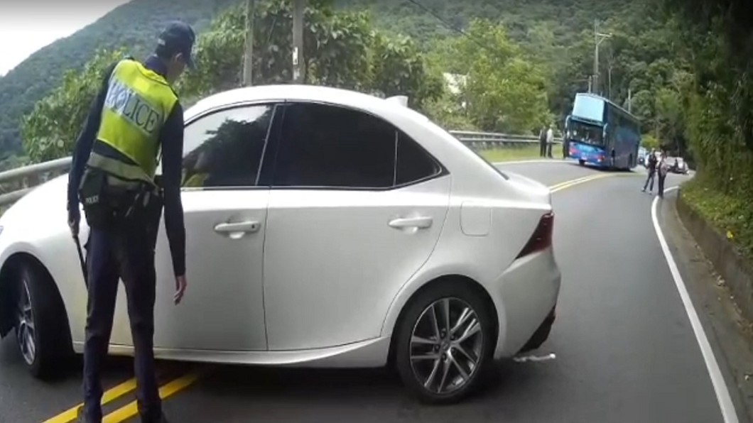 違規超車橫停拒檢 駕駛躲車內警方破窗抓人