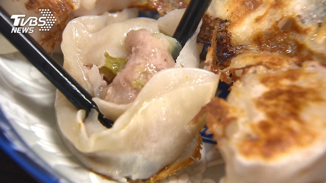 頭「食」足 煎餃起鍋前淋「麵粉水」製造冰花