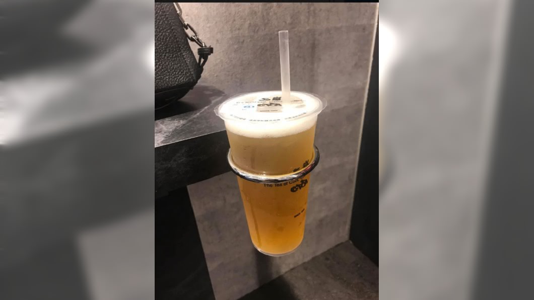理髮廳座位前鐵架被插上飲料。 圖/翻攝自 爆廢公社公開版