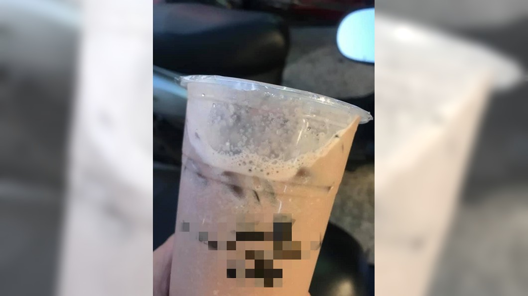 原PO買了無糖去冰的阿華田卻還是有一堆冰塊。圖/翻攝自爆怨公社
