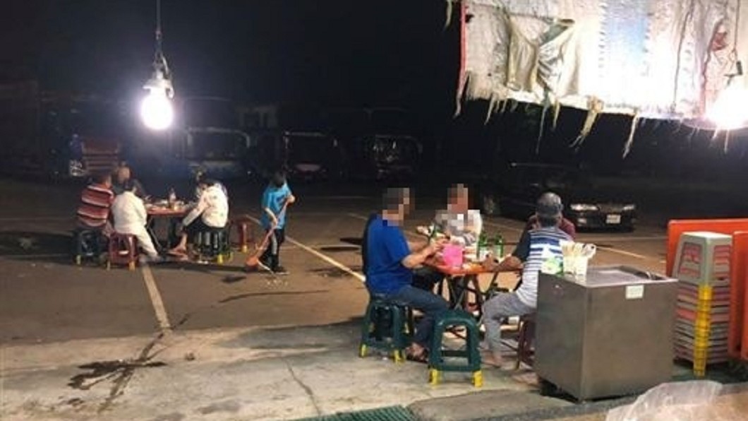客人自備酒水及菜餚。圖／翻攝自爆怨公社