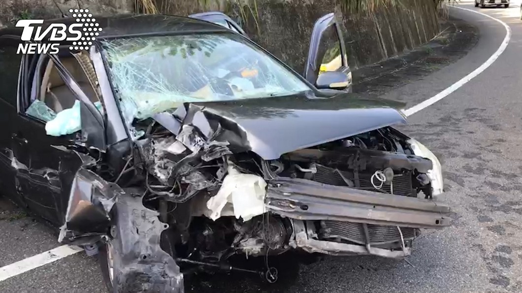失控衝撞遊覽車!駕駛失去意識 乘客卻跳車跑了?