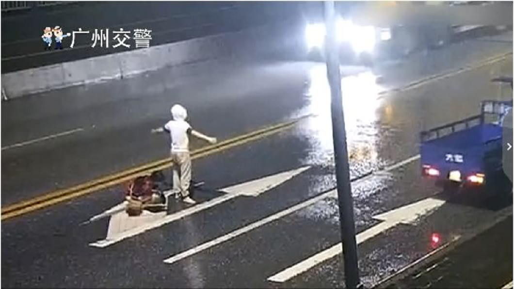 情侶馬路上大吵…女被肘擊痛到蹲下　下秒被撞飛亡