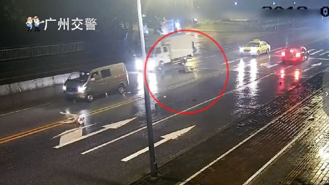 沒想到1輛轎車疾駛而來,直接撞上這對情侶,其中女方被撞飛好幾公尺遠,最後傷重不治。(圖/翻攝自微博)