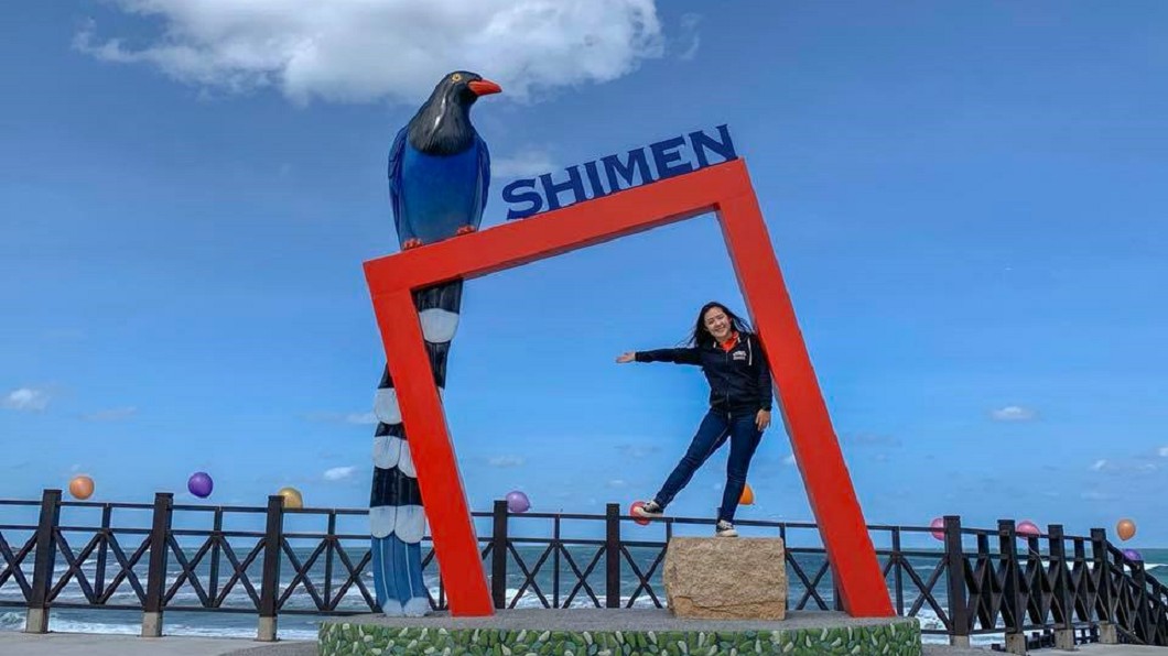 無敵海景！　石門台灣藍鵲打卡框成吸睛亮點