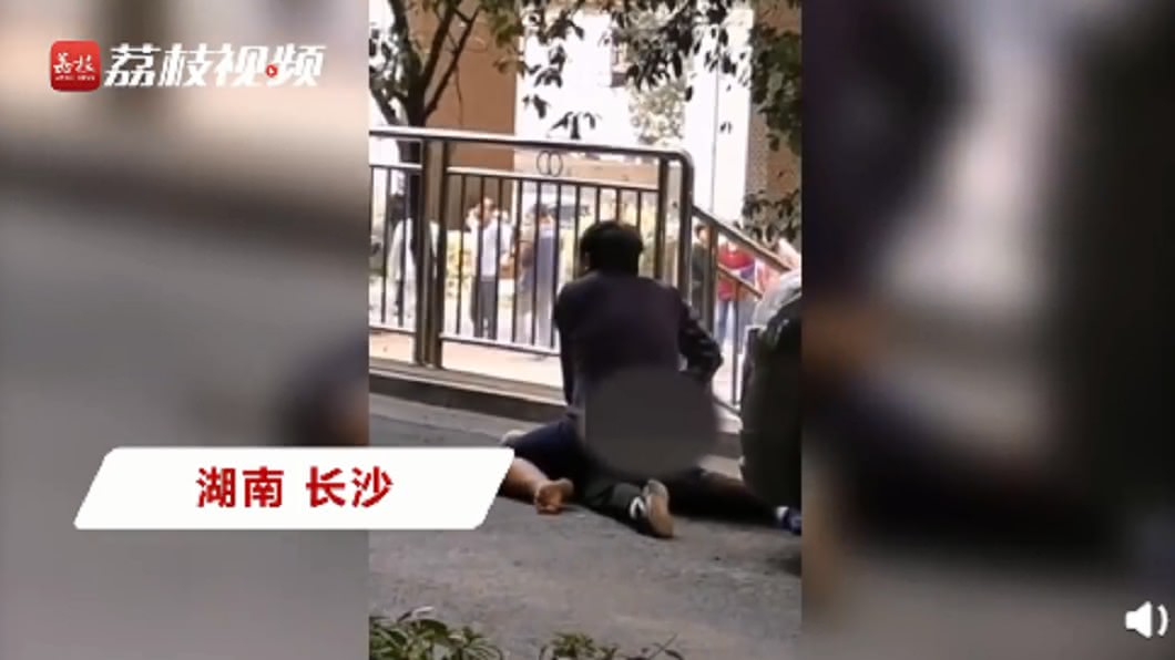 羅姓男童的母親情緒幾乎崩潰。圖/翻攝自荔枝視頻