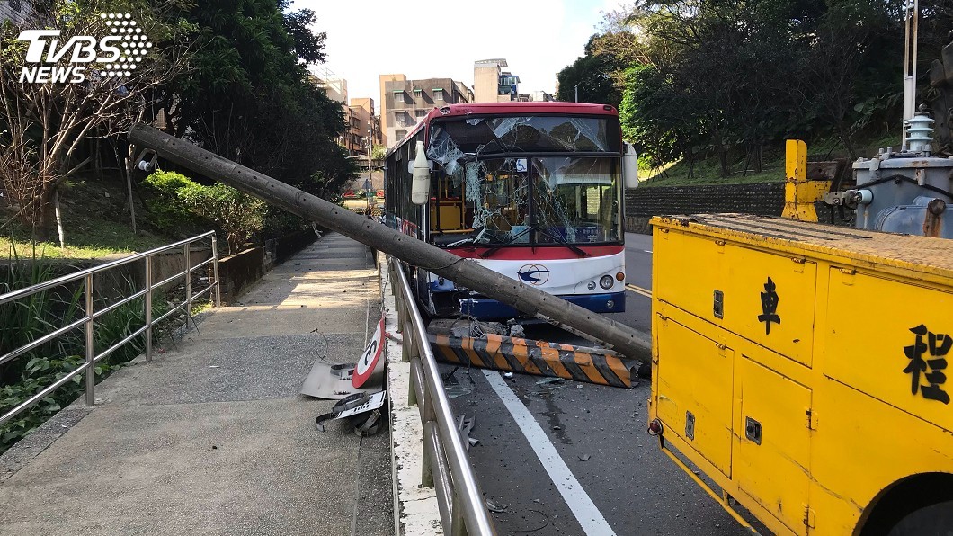 疑為閃車撞上電桿　客運擋風玻璃大面積破裂