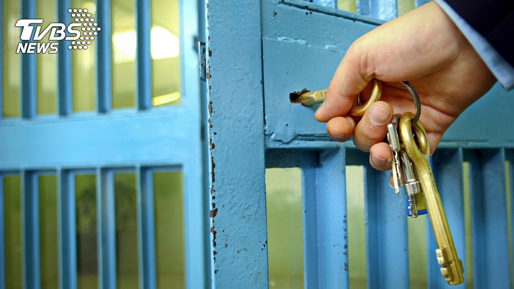 戒護員慫恿受刑人買肉幫夾帶 自肥偷吃遭判刑