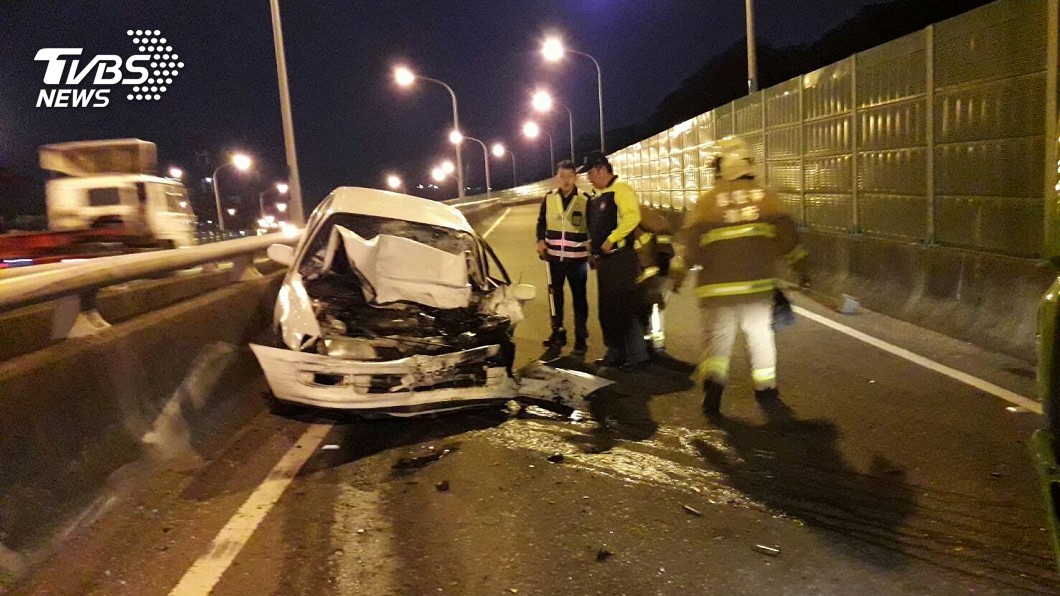 快訊/駕駛逆向開上引道 對撞聯結車1死1重傷