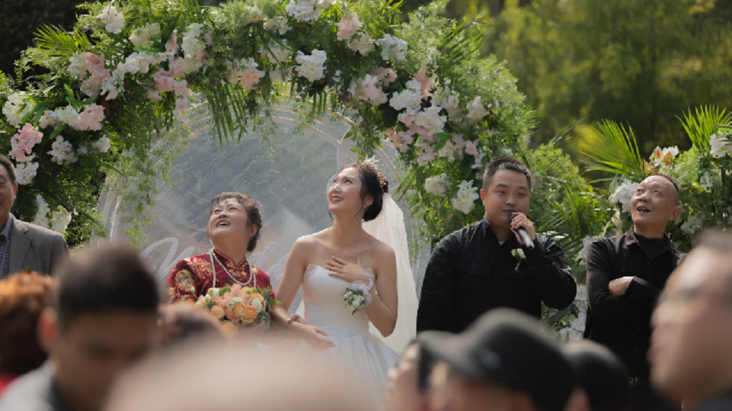 土豪婚禮超狂!租直升機灑「紅包雨」…新娘超驚喜