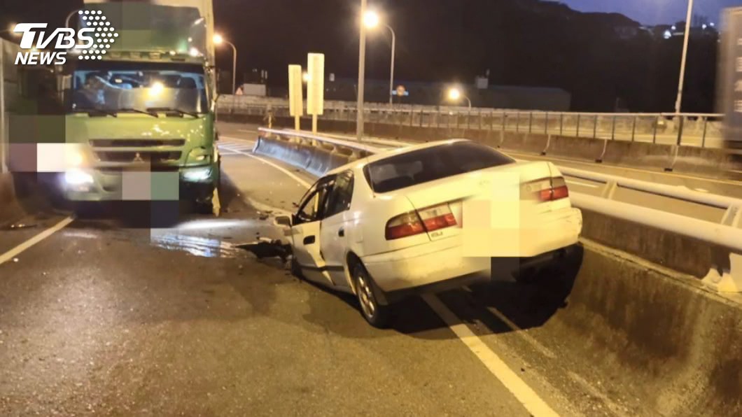 不熟路況?轎車逆向行駛 撞貨櫃車釀1死