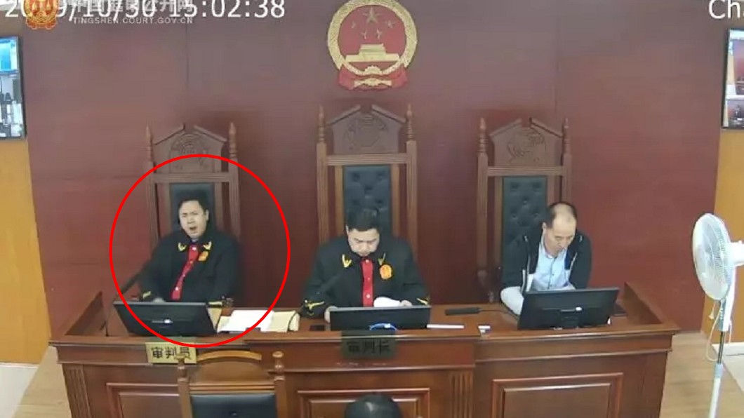 直播開庭「哈欠揉眼」 法官靠椅爽睡下場慘了