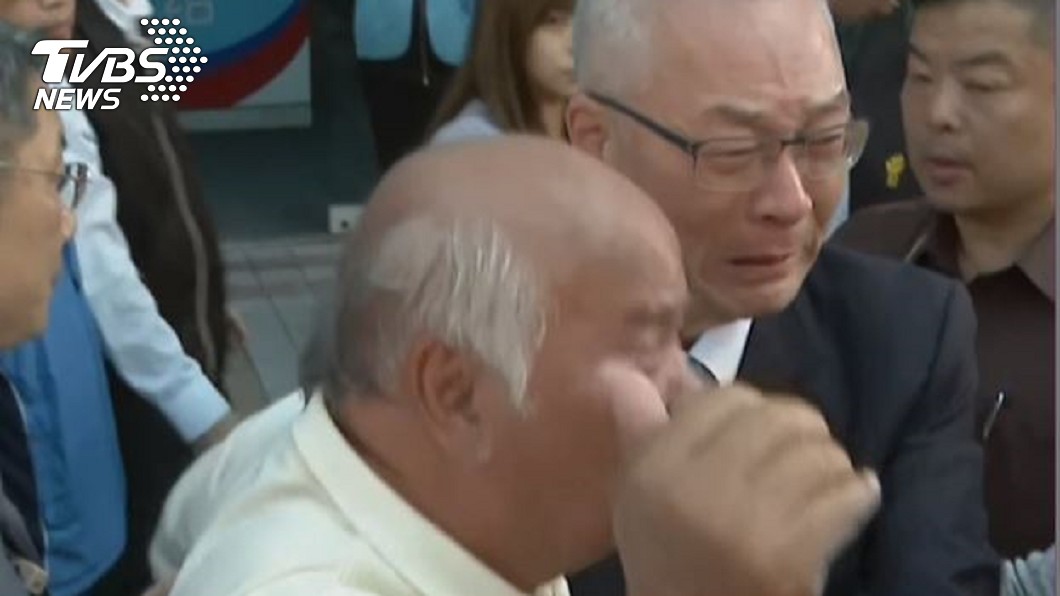 國民黨不分區名單引反彈 吳敦義抱支持者哭了!