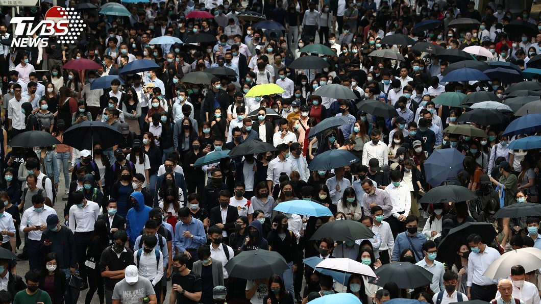香港各大學續停課　仍有人在校外堵路