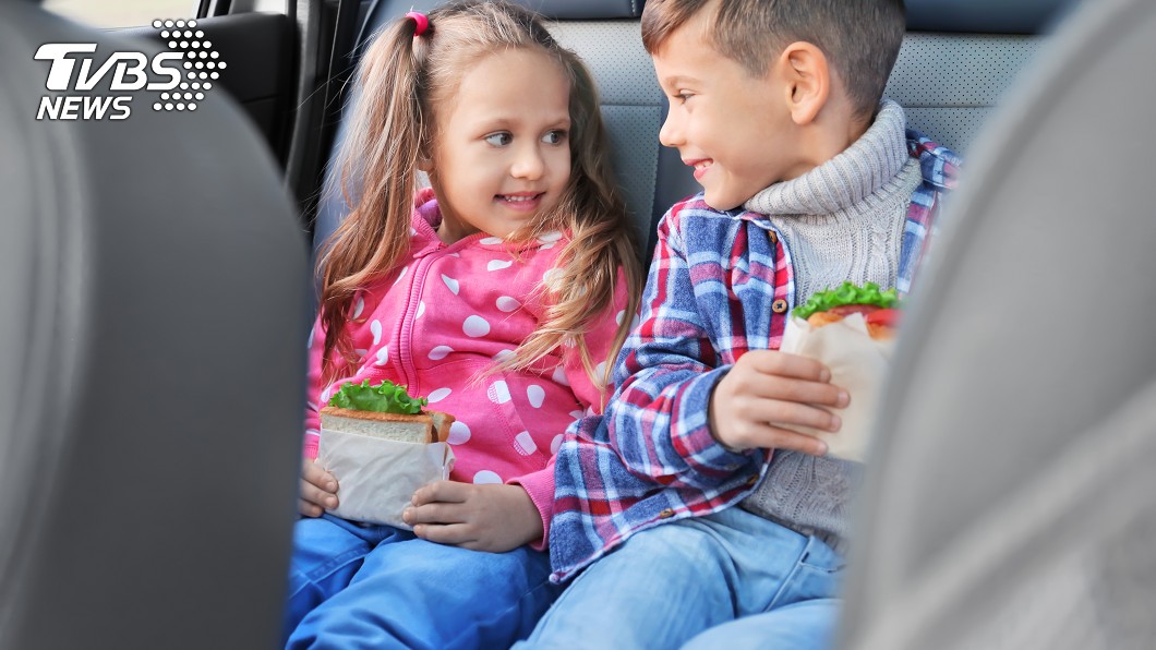 你會在車上給小孩吃東西嗎? 醫師提醒:恐送急診室!