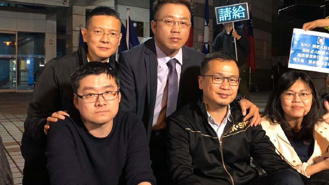 羅智強(前排中)、議員徐弘庭(前排左)游淑慧(前排右)到國民黨中央黨部靜坐抗議不分區名單。(圖/翻攝自羅智強臉書)