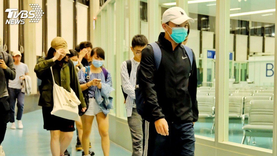 香港警民衝突入校園 在港台生返鄉難掩倦容