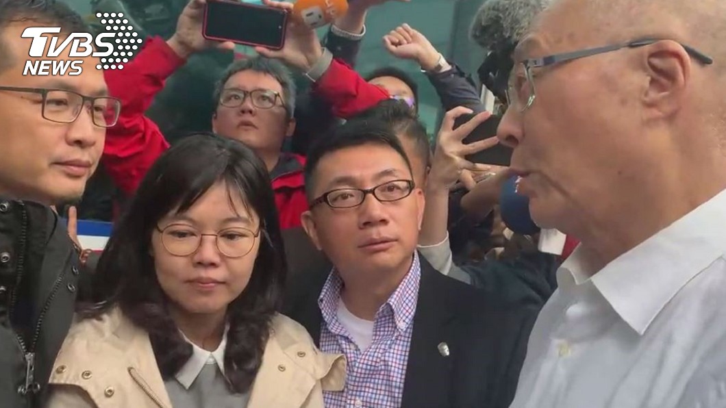 羅智強靜坐抗議不分區名單 吳敦義現身:沒對不起任何人