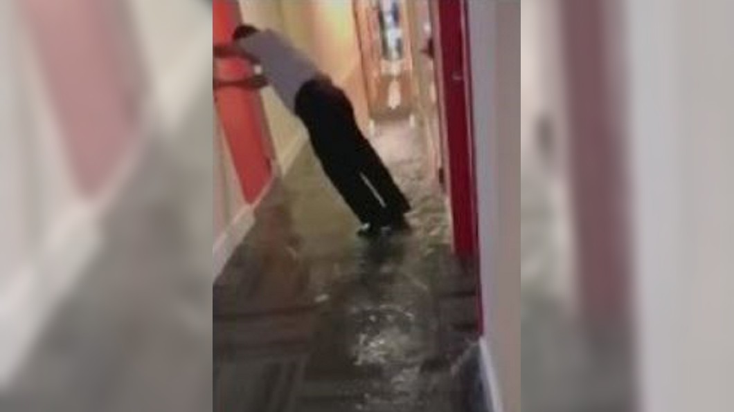 頂樓泳池管線破裂! 住戶淹大水200多人撤離