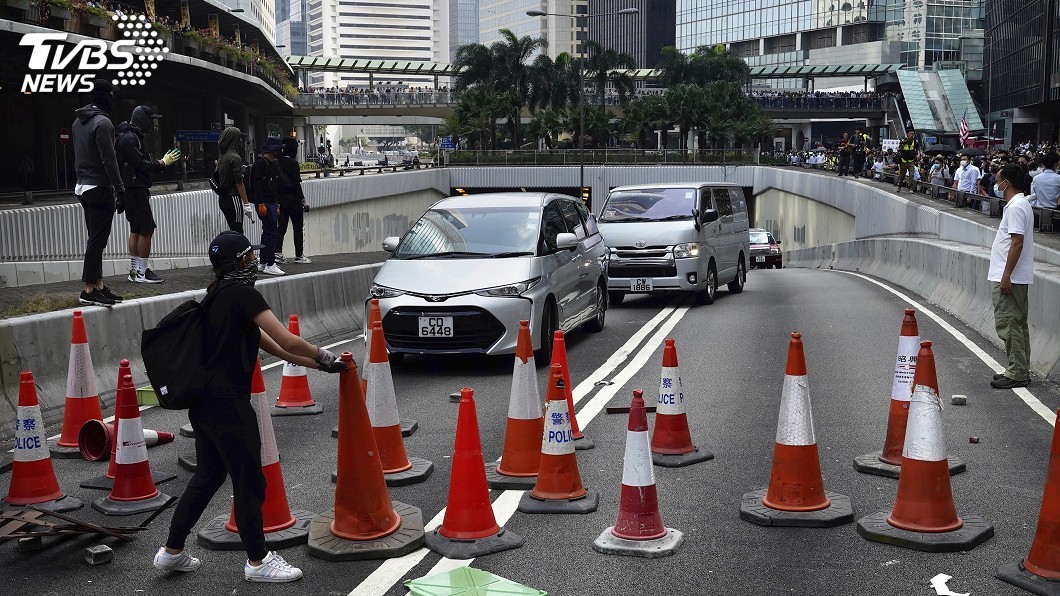 香港多區仍有反送中示威 交通到處堵塞