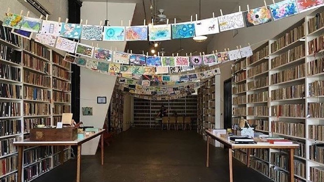 供空白素描本繪畫 美圖書館鼓勵人人當作家