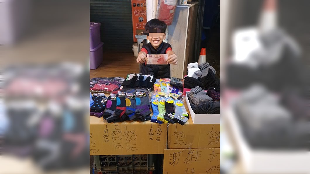 鈞鈞賺到100元開心得合不攏嘴。圖/翻攝自承天府環島慈善會臉書