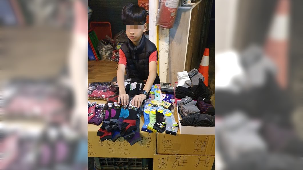 「怕被房東趕走」父重病倒下 11歲兒街頭賣襪撐家計