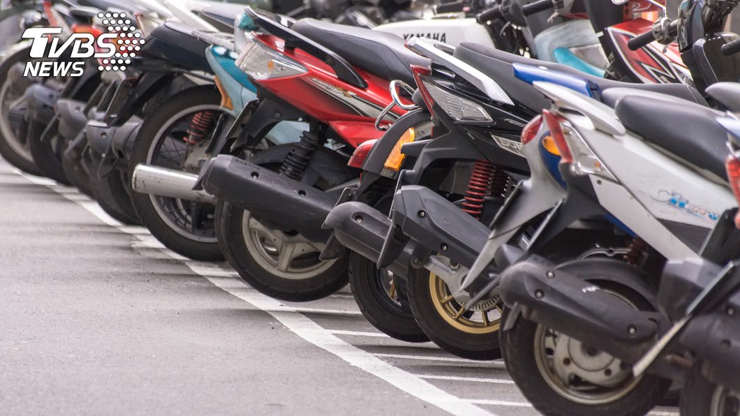 幫阿桑移機車!媳婦出現講「1句話」…熱心女瞬間傻眼
