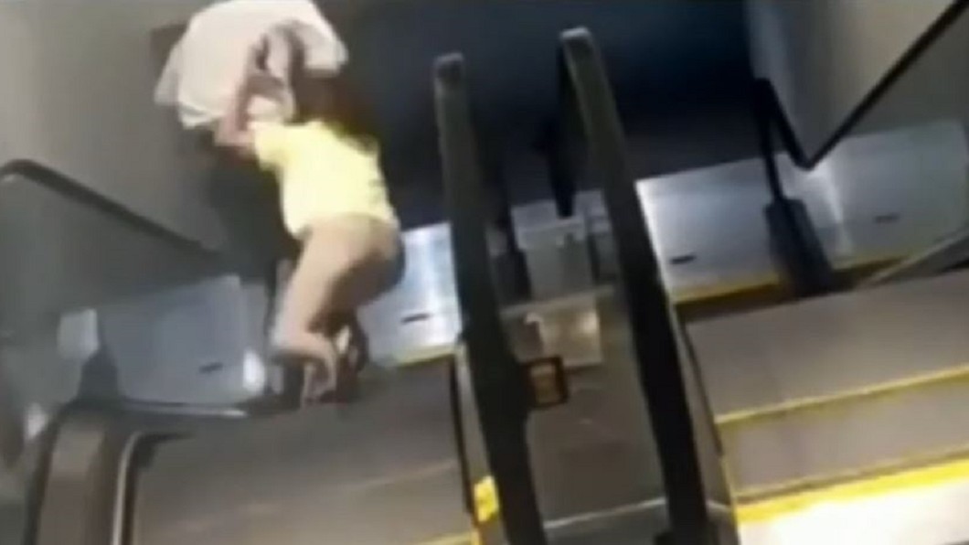 美女子遭劫財 從手扶梯摔跌一路被拖行